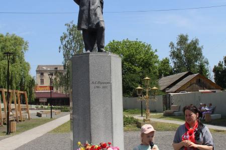 Коммунисты Брянщины провели пушкинские чтения возле памятника поэту