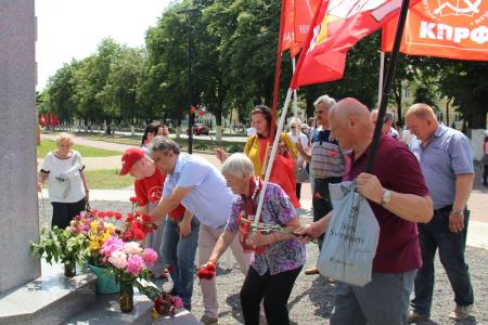 Коммунисты Брянщины провели пушкинские чтения возле памятника поэту