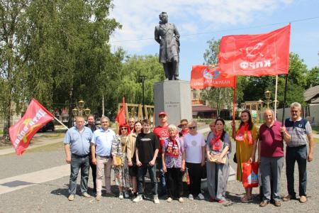 Коммунисты Брянщины провели пушкинские чтения возле памятника поэту