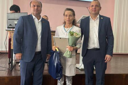 Рязанская область. Депутат-коммунист Денис Сидоров поздравил медработников Рязанской городской клинической больницы №11