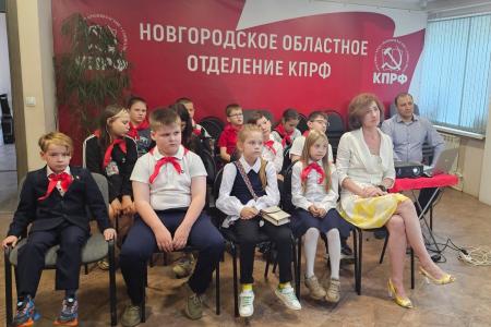 Новгородские пионеры почтили память пионера-героя Лёни Голикова