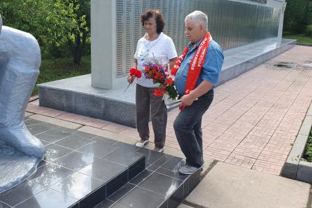 Омские коммунисты возложили цветы к Вечному огню и памятнику Матери-Сибирячке