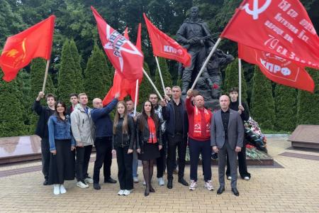 Калининградские коммунисты почтили память жертв Великой Отечественной войны
