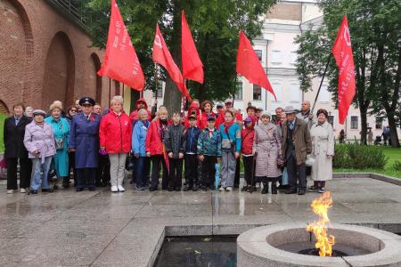 Акции к Дню памяти и скорби проводят новгородские коммунисты