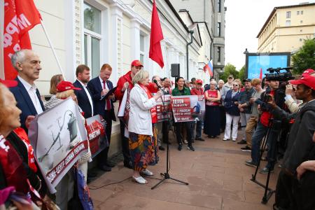 Долой рассадник антисоветизма и русофобии! Акция КПРФ в Москве против "Ельцин-гадюшника"