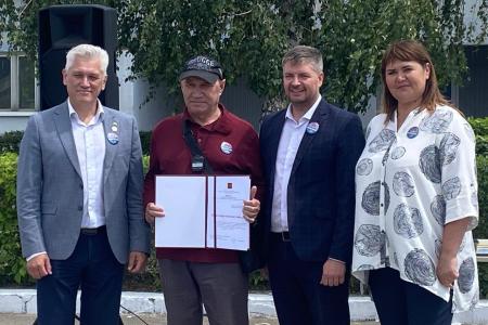 В Воронеже депутаты от КПРФ Сергей Гаврилов и Владимир Калинин наградили участников юбилейного спортивного забега «Миля ВАСО»