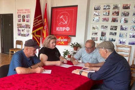 Активно включились в обсуждение политического отчета ЦК КПРФ XIX Съезду партии коммунисты города Баксана Кабардино-Балкарской Республики