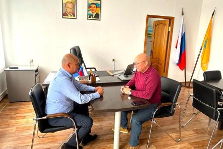 Глава фракции КПРФ в парламенте Калмыкии Николай Нуров провел встречу с избирателями в поселке Кетченеры