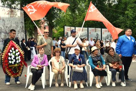Коммунисты Калмыкии отметили День памяти и скорби