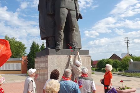 Омские коммунисты возложили цветы к Вечному огню и памятнику Матери-Сибирячке