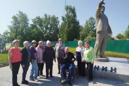 Тюменская область. В Тобольске коммунисты высадили цветы у памятника В.И. Ленину