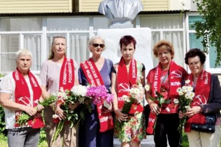 Тульский обком КПРФ провел акцию, посвященную Международному дню русского языка