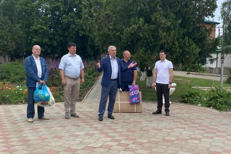 Краснодарский край. Депутат-коммунист Н.И. Осадчий подарил школе-интернату в станице Казанской спортивный и музыкальный инвентарь