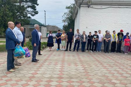 Краснодарский край. Депутат-коммунист Н.И. Осадчий подарил школе-интернату в станице Казанской спортивный и музыкальный инвентарь