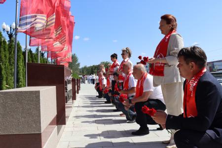 Сталинградские коммунисты приняли участие в мемориальной акции в День памяти и скорби