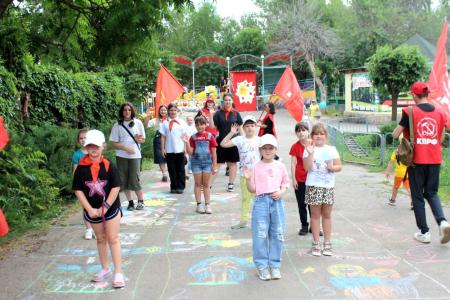 В Луганске прошла акция «Дети рисуют на асфальте»