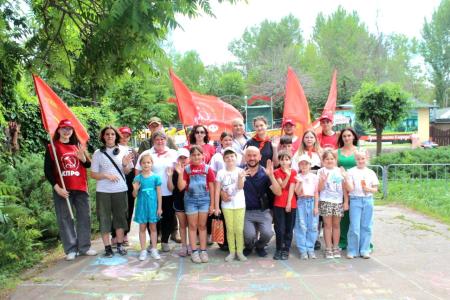 В Луганске прошла акция «Дети рисуют на асфальте»