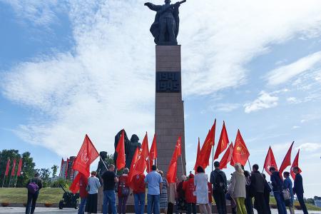 В День памяти и скорби коммунисты и комсомольцы города Иваново почтили память героев