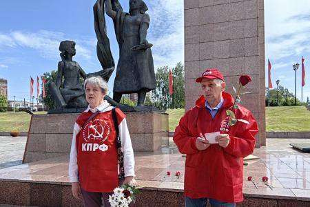 В День памяти и скорби коммунисты и комсомольцы города Иваново почтили память героев