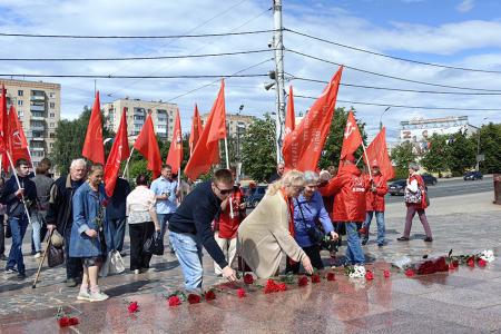 В День памяти и скорби коммунисты и комсомольцы города Иваново почтили память героев