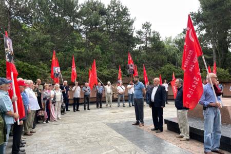 Коммунисты Крыма почтили память погибших во время Великой Отечественной войны