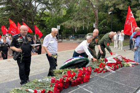 Коммунисты Крыма почтили память погибших во время Великой Отечественной войны