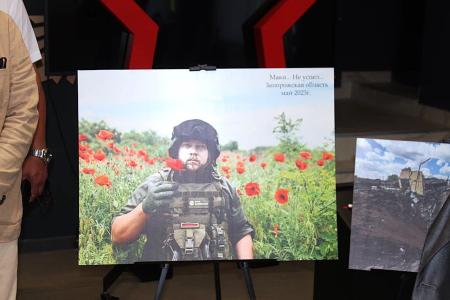 В Луганске открылась выставка памяти военкора РИА Новости Ростислава Журавлёва «Дорогами СВО»