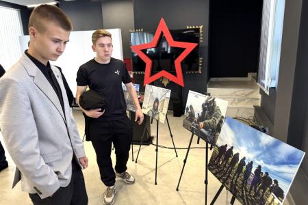 В Луганске открылась выставка памяти военкора РИА Новости Ростислава Журавлёва «Дорогами СВО»