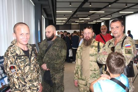 В Луганске открылась выставка памяти военкора РИА Новости Ростислава Журавлёва «Дорогами СВО»