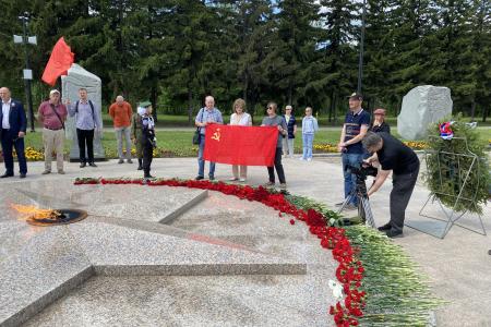 Омские коммунисты возложили цветы к Вечному огню и памятнику Матери-Сибирячке