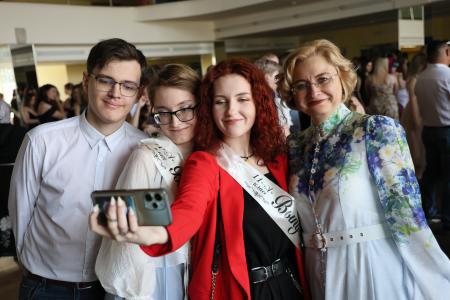 Александр Ющенко поздравил выпускников школ Реутова