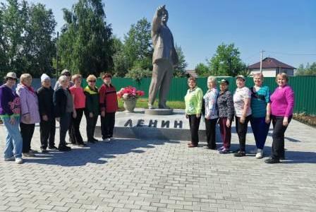 Тюменская область. В Тобольске коммунисты высадили цветы у памятника В.И. Ленину