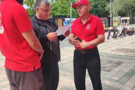 Коммунисты города Ставрополя организовали концерт в День русского языка в парке Победы