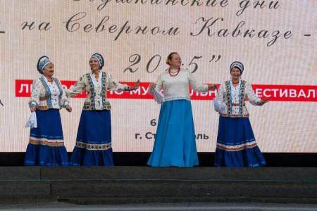 Коммунисты города Ставрополя организовали концерт в День русского языка в парке Победы
