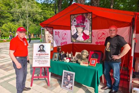 Коммунисты города Ставрополя организовали концерт в День русского языка в парке Победы