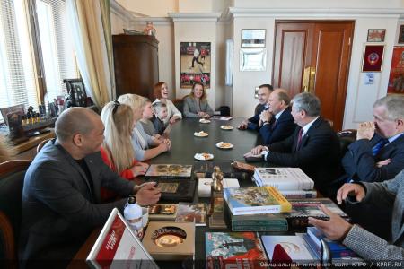 «Дорогами СВО». Г.А. Зюганов выступил на открывшейся в Госдуме фотовыставке, посвященной памяти коммуниста, военкора Ростислава Журавлева и его боевых товарищей. Репортаж КПРФ.ру