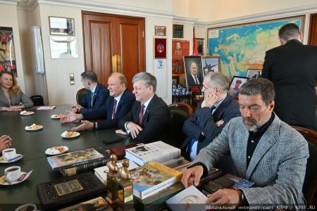 «Дорогами СВО». Г.А. Зюганов выступил на открывшейся в Госдуме фотовыставке, посвященной памяти коммуниста, военкора Ростислава Журавлева и его боевых товарищей. Репортаж КПРФ.ру