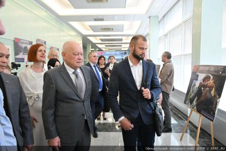 «Дорогами СВО». Г.А. Зюганов выступил на открывшейся в Госдуме фотовыставке, посвященной памяти коммуниста, военкора Ростислава Журавлева и его боевых товарищей. Репортаж КПРФ.ру