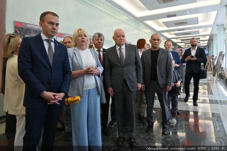 «Дорогами СВО». Г.А. Зюганов выступил на открывшейся в Госдуме фотовыставке, посвященной памяти коммуниста, военкора Ростислава Журавлева и его боевых товарищей. Репортаж КПРФ.ру