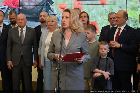 «Дорогами СВО». Г.А. Зюганов выступил на открывшейся в Госдуме фотовыставке, посвященной памяти коммуниста, военкора Ростислава Журавлева и его боевых товарищей. Репортаж КПРФ.ру