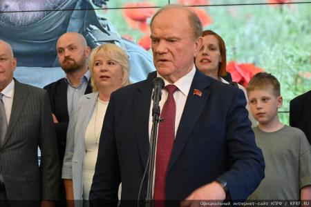 «Дорогами СВО». Г.А. Зюганов выступил на открывшейся в Госдуме фотовыставке, посвященной памяти коммуниста, военкора Ростислава Журавлева и его боевых товарищей. Репортаж КПРФ.ру