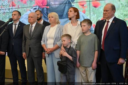 «Дорогами СВО». Г.А. Зюганов выступил на открывшейся в Госдуме фотовыставке, посвященной памяти коммуниста, военкора Ростислава Журавлева и его боевых товарищей. Репортаж КПРФ.ру