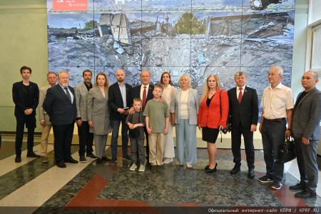 «Дорогами СВО». Г.А. Зюганов выступил на открывшейся в Госдуме фотовыставке, посвященной памяти коммуниста, военкора Ростислава Журавлева и его боевых товарищей. Репортаж КПРФ.ру