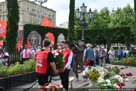 Г.А. Зюганов: «С Днем рождения Александра Пушкина! С Днем русского языка!»