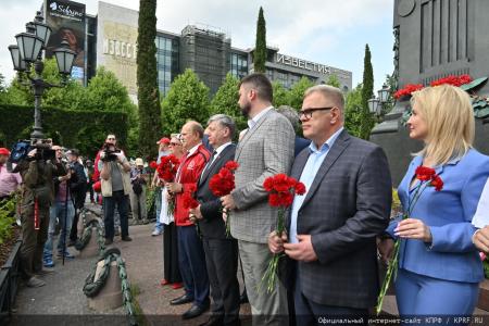 Г.А. Зюганов: «С Днем рождения Александра Пушкина! С Днем русского языка!»