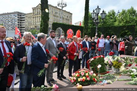 Г.А. Зюганов: «С Днем рождения Александра Пушкина! С Днем русского языка!»