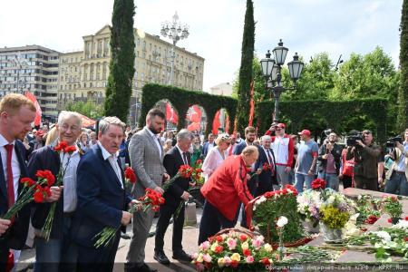 Г.А. Зюганов: «С Днем рождения Александра Пушкина! С Днем русского языка!»