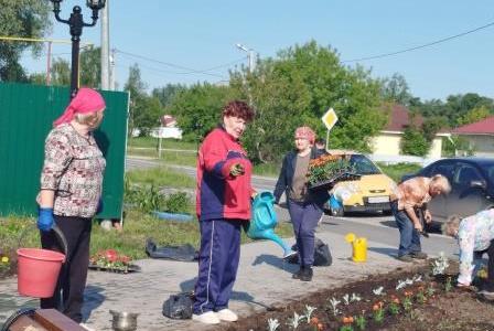 Тюменская область. В Тобольске коммунисты высадили цветы у памятника В.И. Ленину