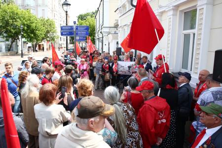 Долой рассадник антисоветизма и русофобии! Акция КПРФ в Москве против "Ельцин-гадюшника"