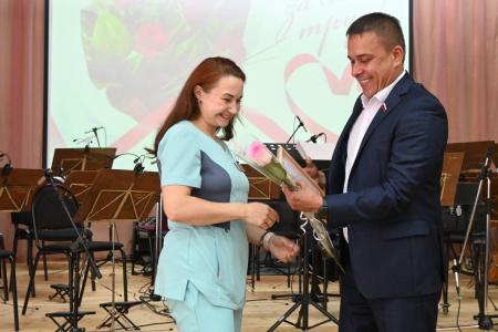 Ульяновск. Айрат Гибатдинов поздравил медиков с наступающим Днем Медицинского работника